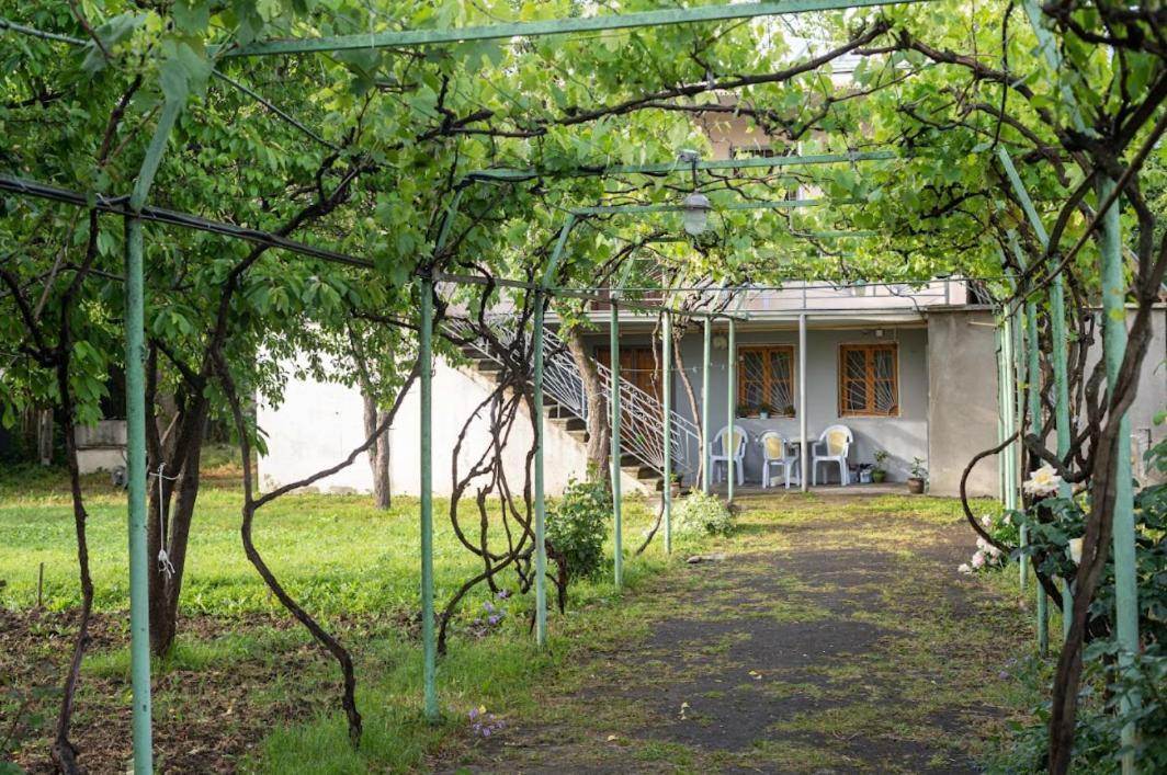 Gvirilas Sakhli Guest House Khashuri المظهر الخارجي الصورة